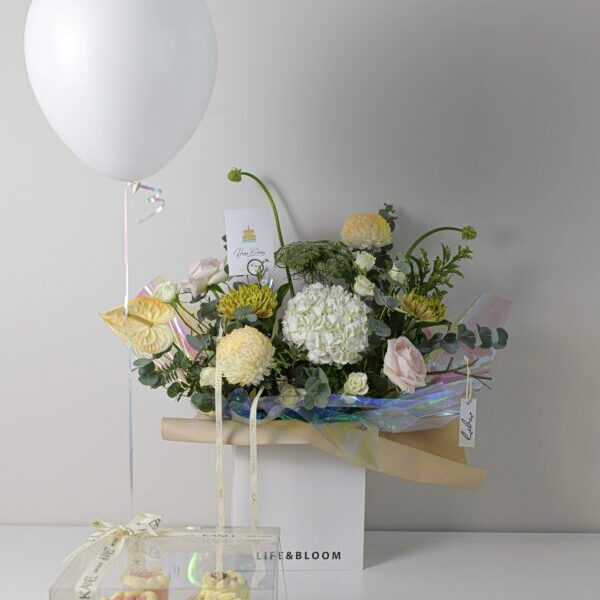 Super mini cake with flower
